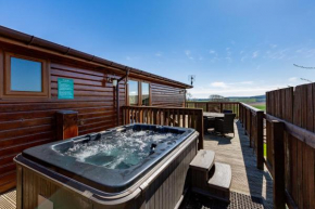 Woodpecker Lodge with Hot Tub